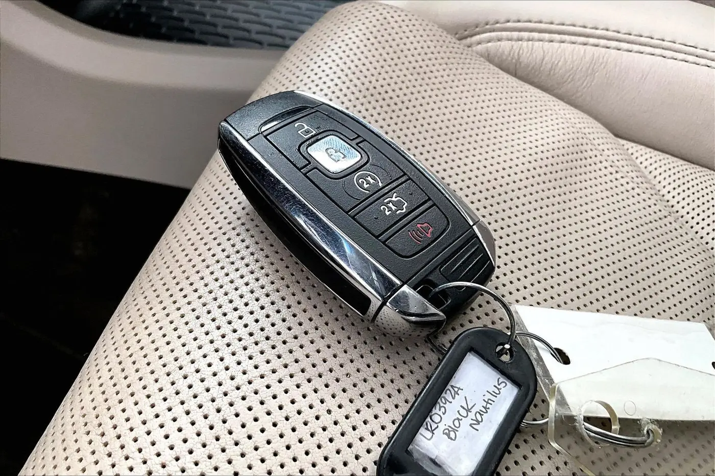 2019 Lincoln Nautilus - $21,900