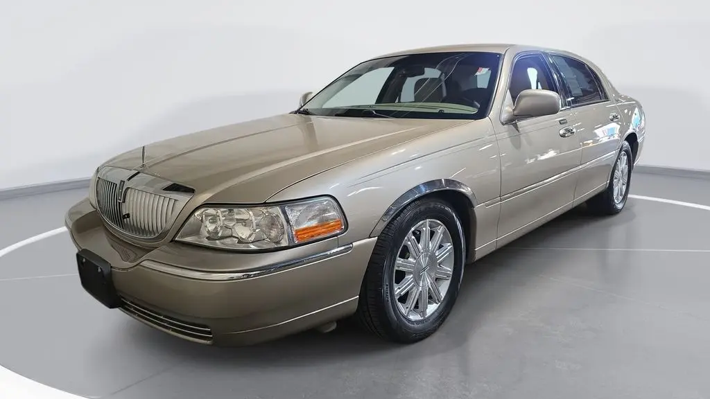 Preowned 2011 Lincoln Town Car Signature Limited for Sale