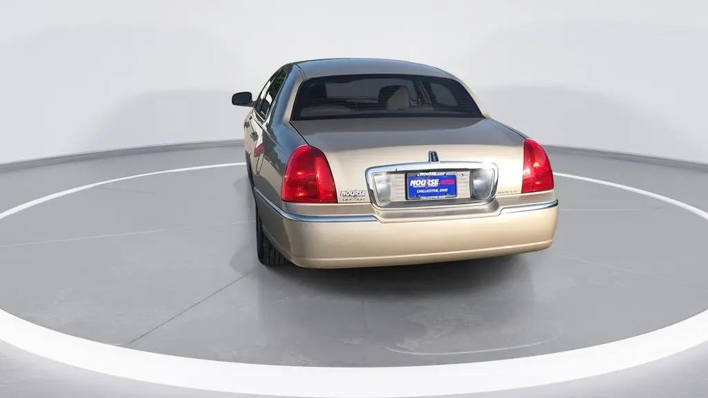 2011 Lincoln Town Car Signature Limited