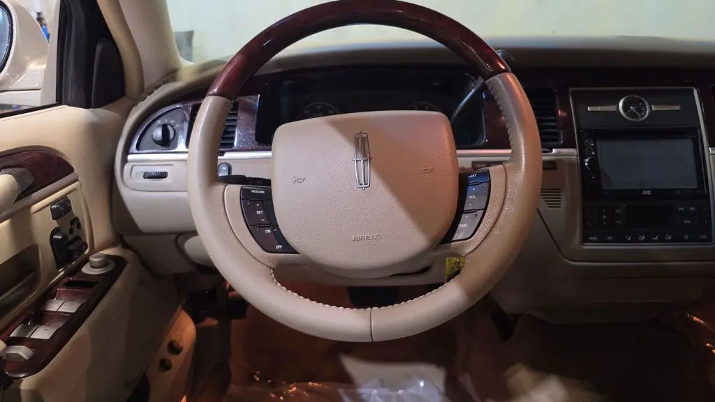 2011 Lincoln Town Car Signature Limited