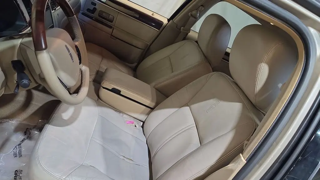 2011 Lincoln Town Car Signature Limited
