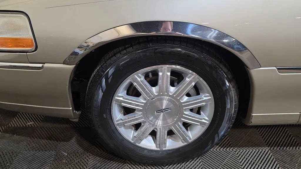 2011 Lincoln Town Car Signature Limited
