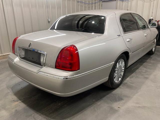 2008 Lincoln Town Car - $13,970