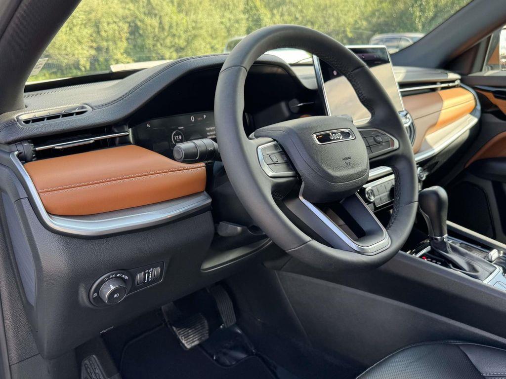 2025 Jeep Compass Limited — photo 1 of 12
