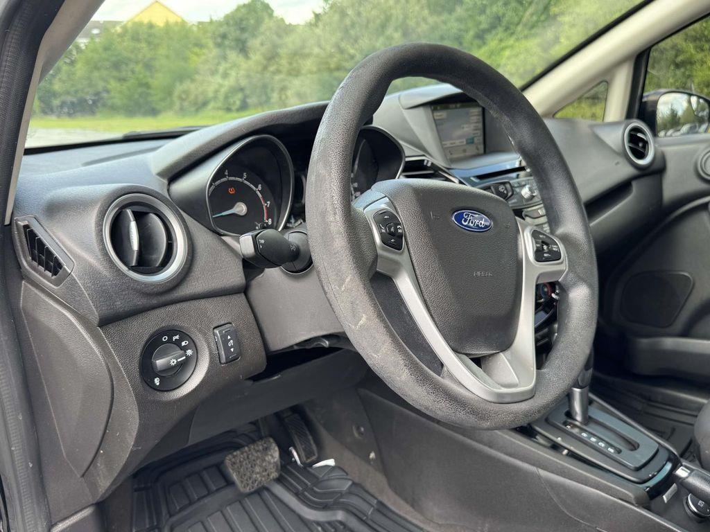 2019 Ford Fiesta SE — photo 1 of 12