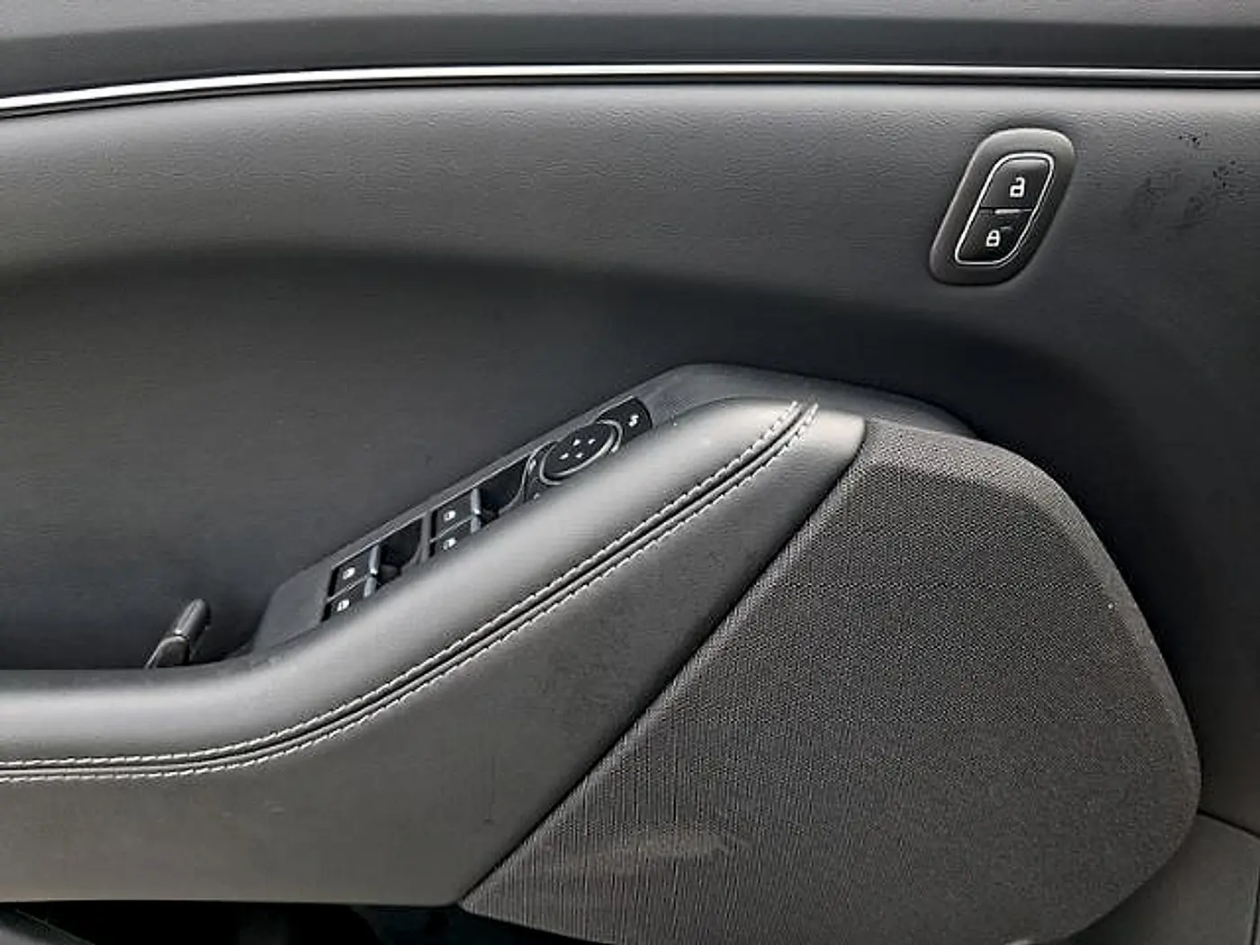 2023 Ford Mustang - $32,999