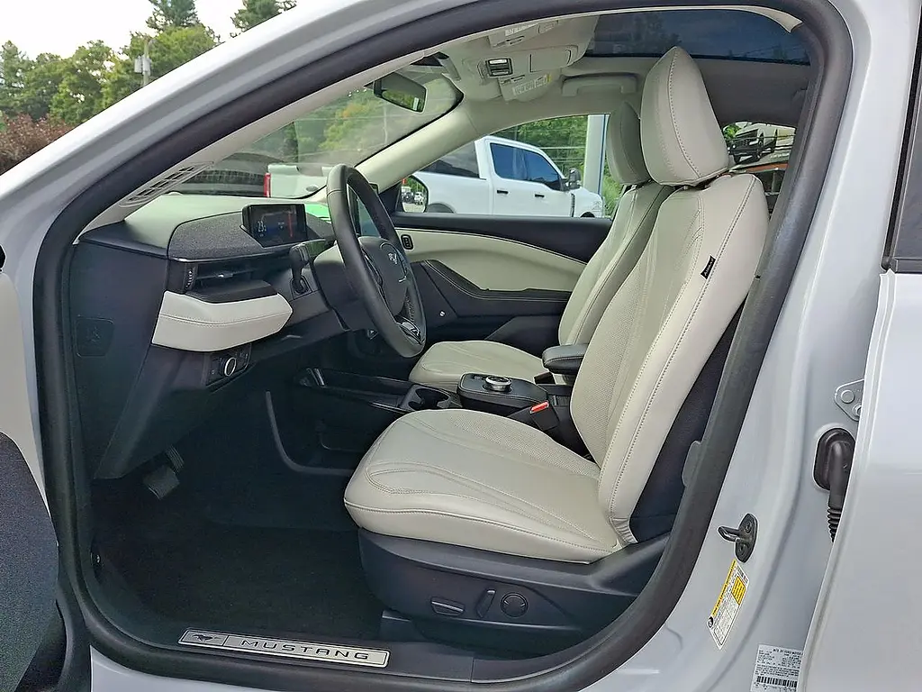 2023 Ford Mustang - $32,995
