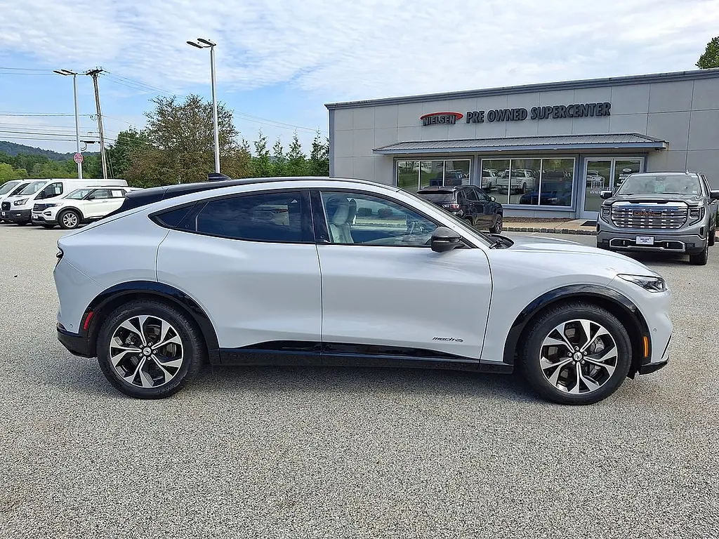 2023 Ford Mustang - $32,995