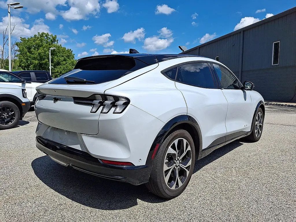 2023 Ford Mustang - $32,995
