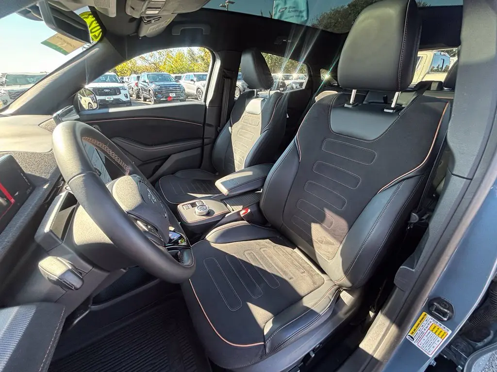 2023 Ford Mustang - $37,995