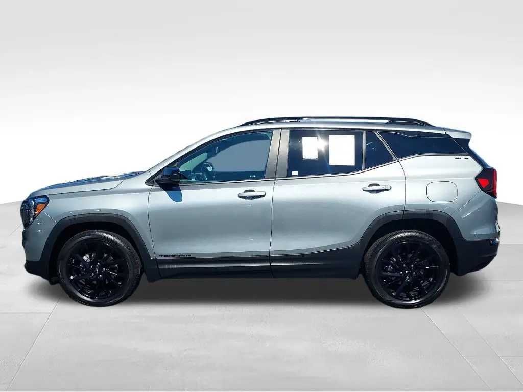 2024 GMC Terrain SLE — photo 1 of 12