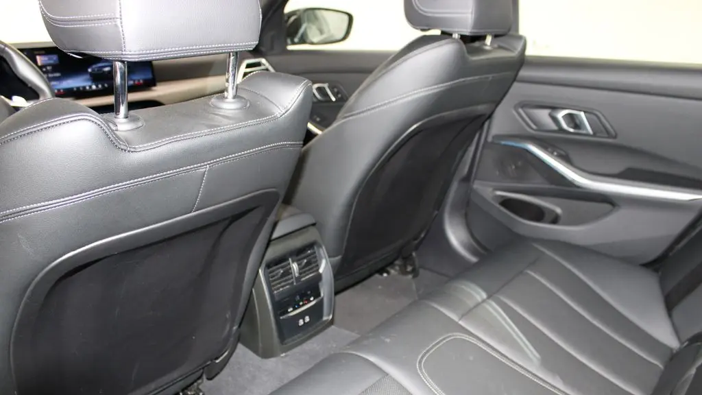 2025 BMW 3 Series 330i