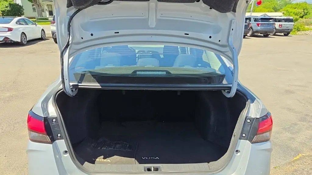 2025 Nissan Versa SR