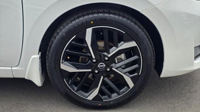 2025 Nissan Versa SR
