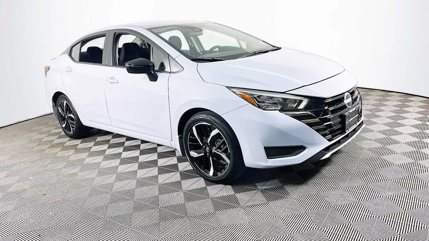2025 Nissan Versa SR