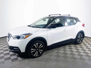 2018 Nissan Kicks with Aspen White/Super Black Exterior