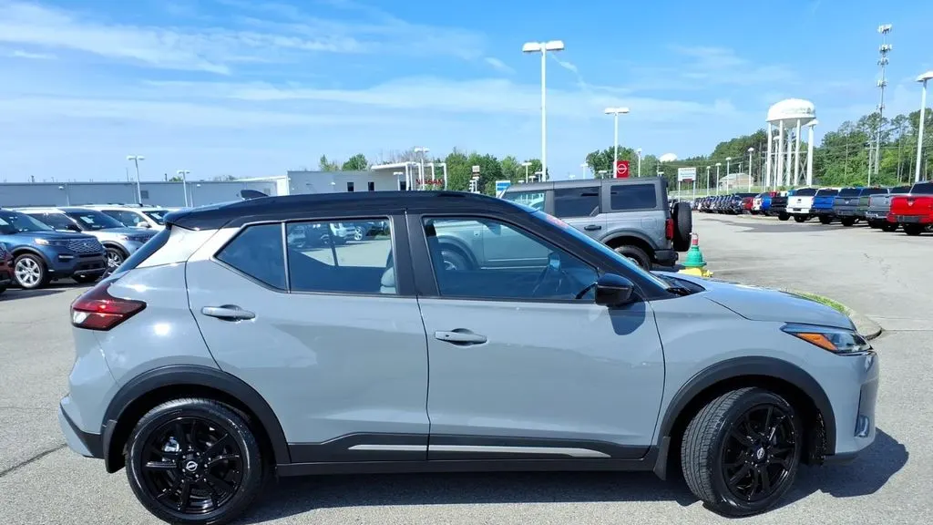 2023 Nissan Kicks SR