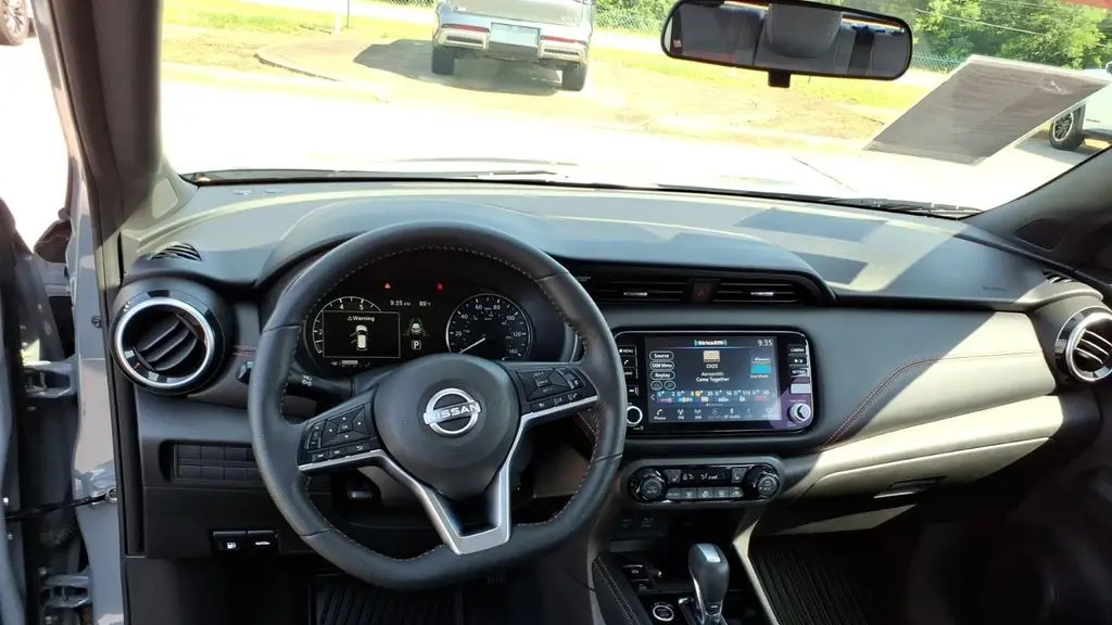2023 Nissan Kicks SR