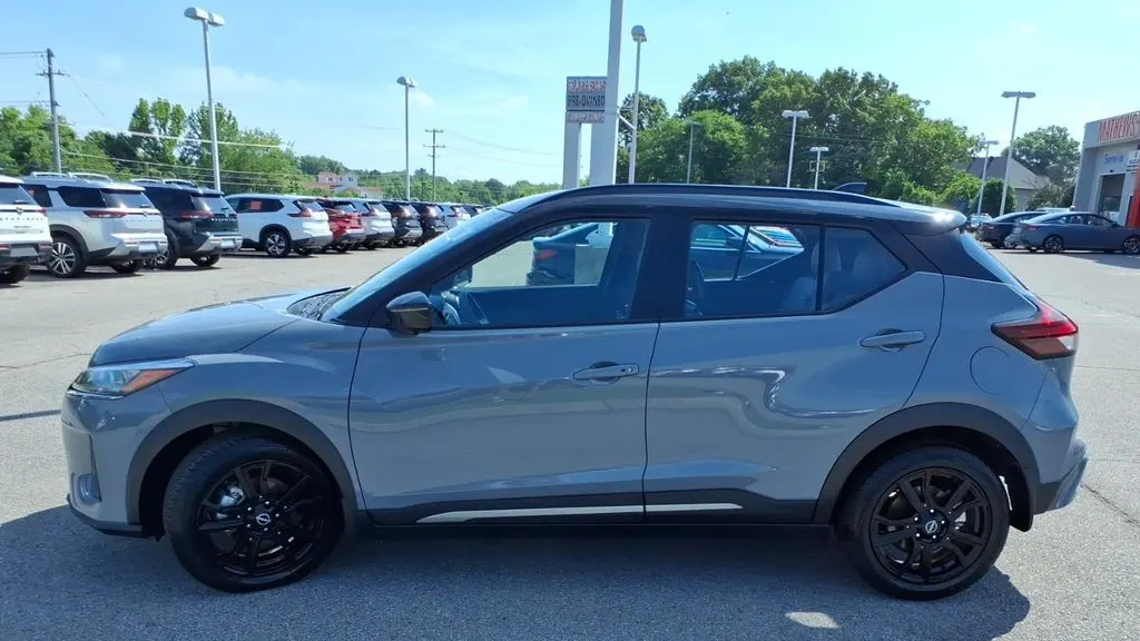 2023 Nissan Kicks SR