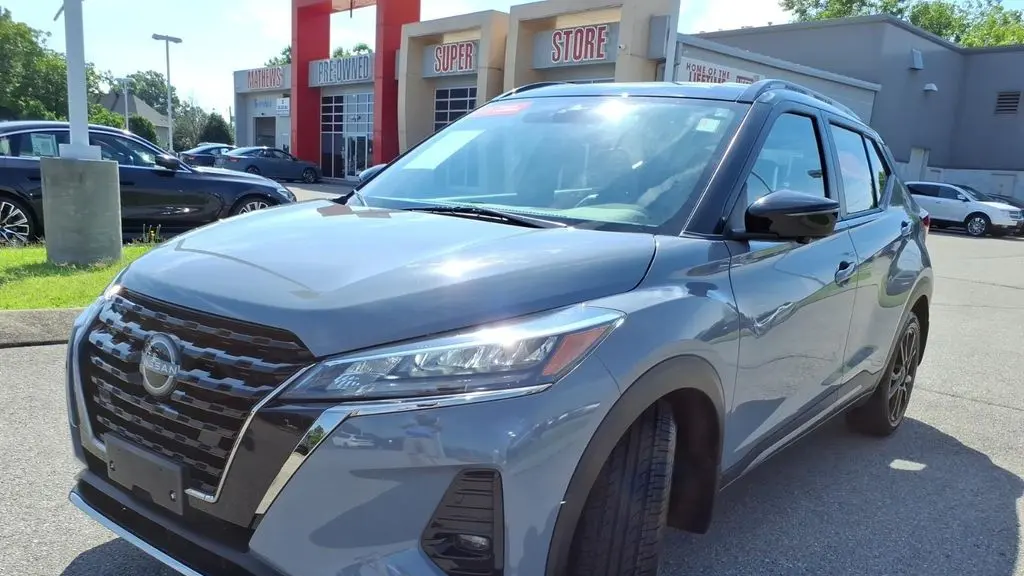 2023 Nissan Kicks SR