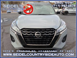 2022 Nissan Kicks with Gray/Super Black Exterior