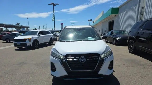 2024 Nissan Kicks SR