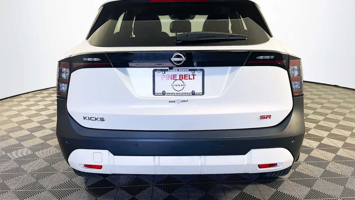 2025 Nissan Kicks SR