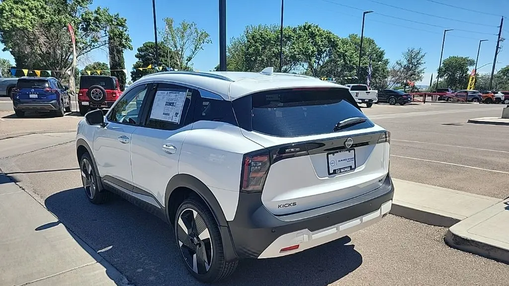 2025 Nissan Kicks SR