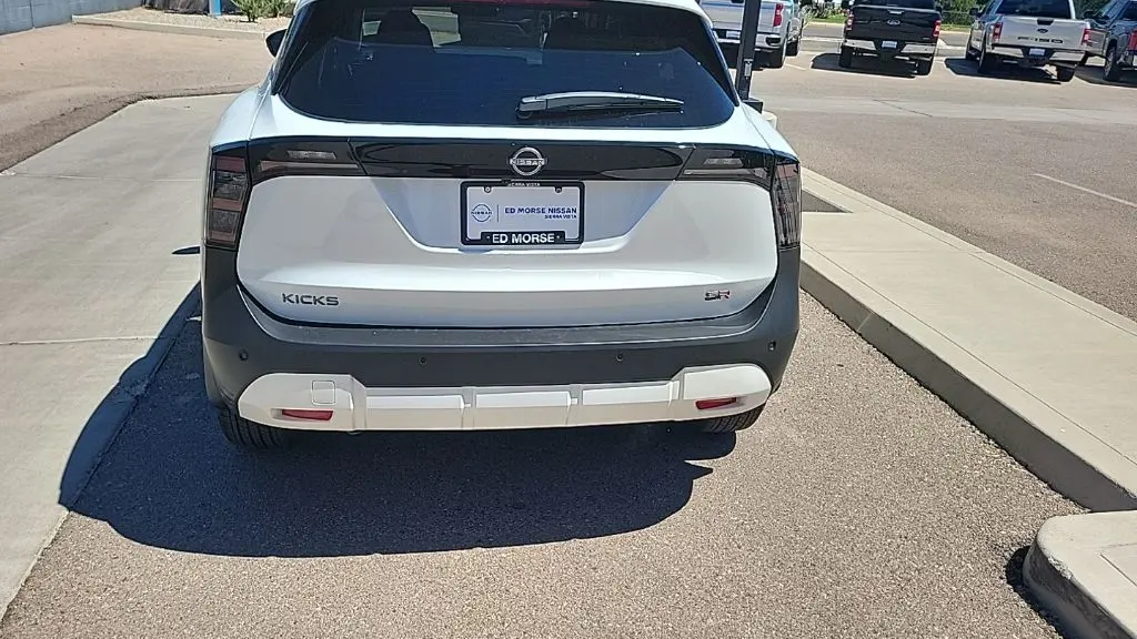 2025 Nissan Kicks SR