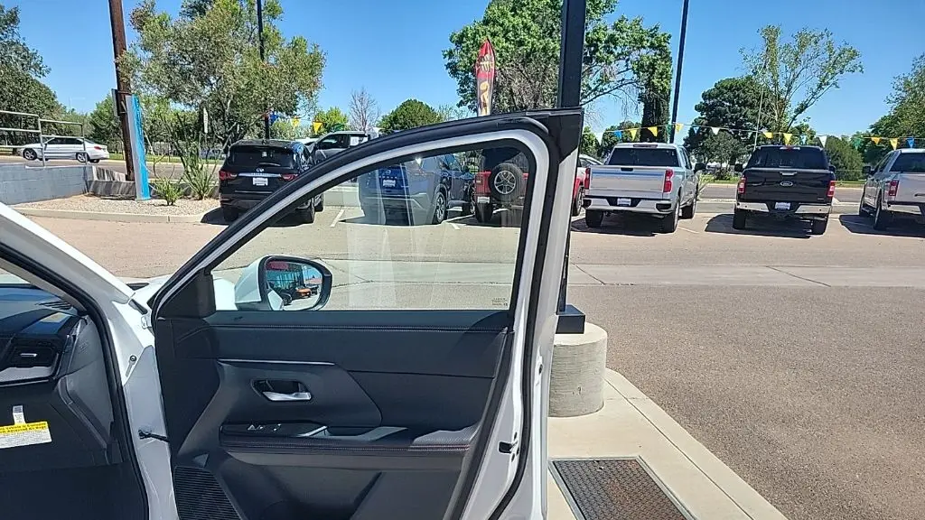 2025 Nissan Kicks SR