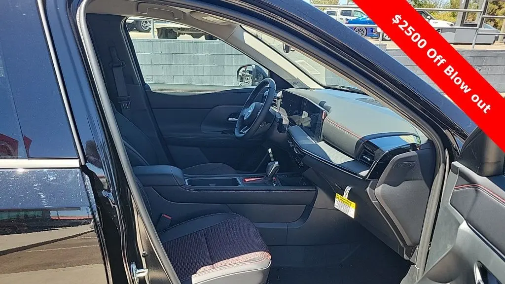 2025 Nissan Kicks SR
