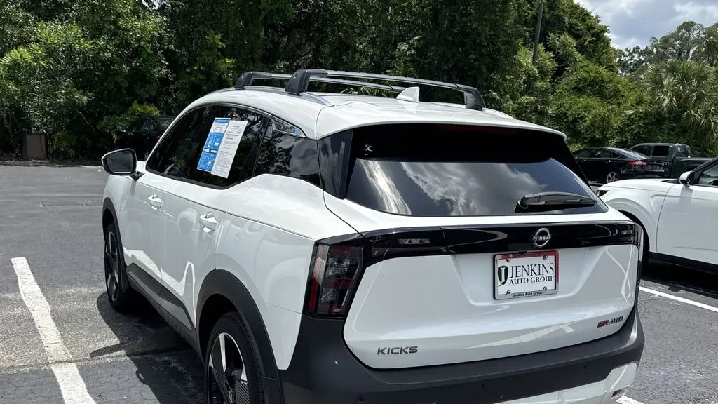 2025 Nissan Kicks SR