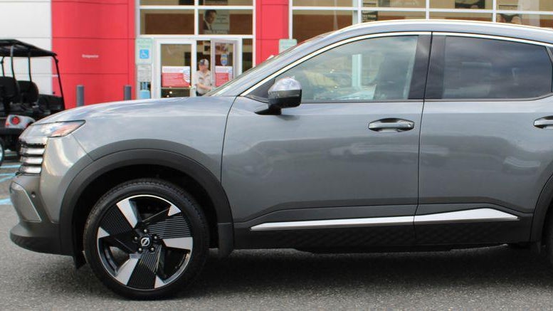 2025 Nissan Kicks SR