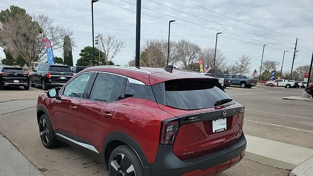 2026 Nissan Kicks SR