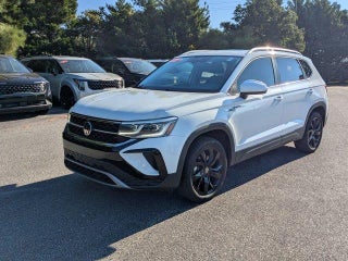 2022 Volkswagen Taos with Pure White Exterior