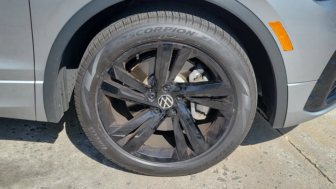 2023 Volkswagen Tiguan SE R-Line Black