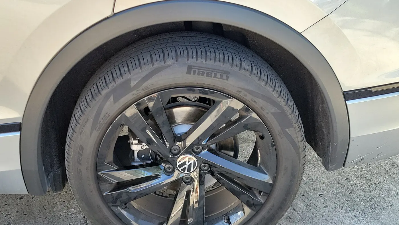 2023 Volkswagen Tiguan SE R-Line Black