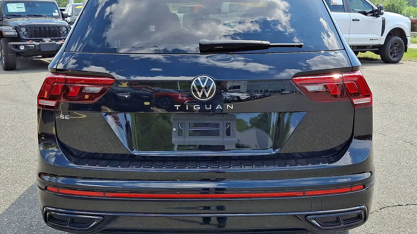 2023 Volkswagen Tiguan SE R-Line Black