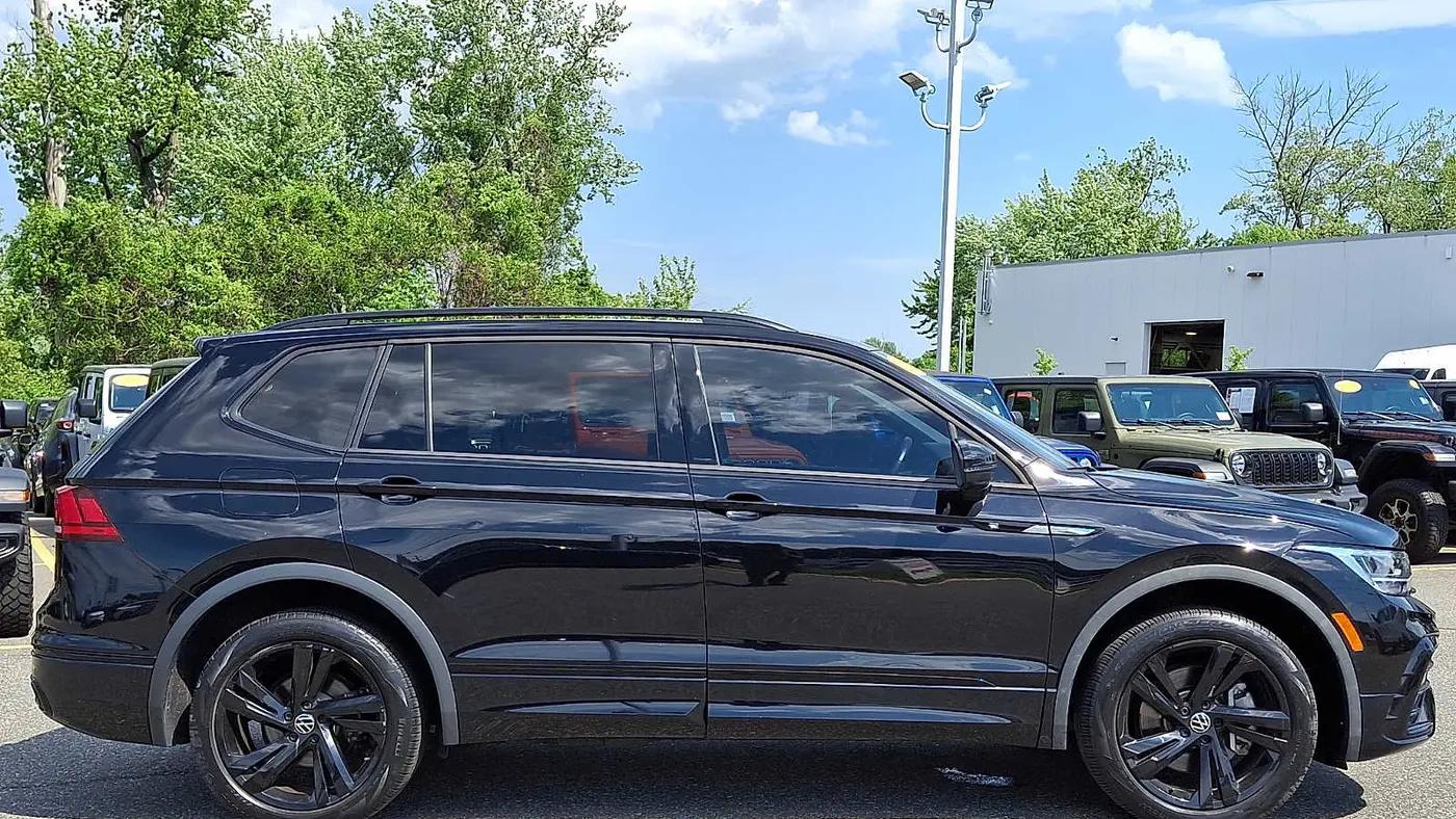 2023 Volkswagen Tiguan SE R-Line Black