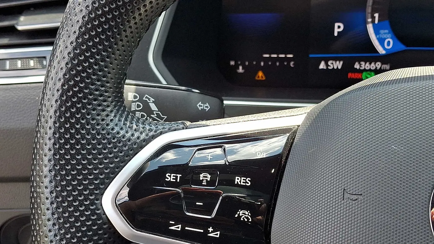 2023 Volkswagen Tiguan SE R-Line Black
