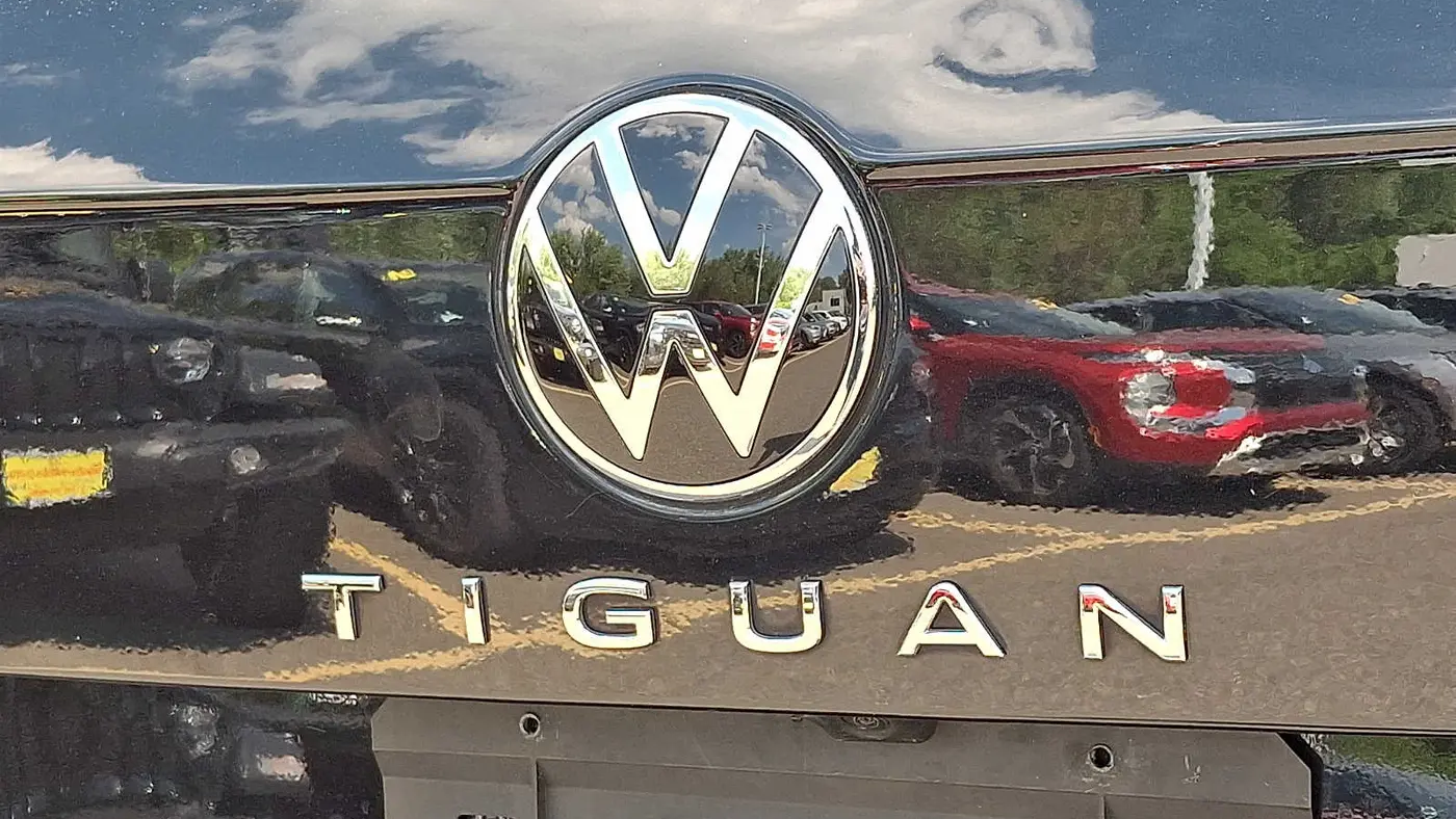 2023 Volkswagen Tiguan SE R-Line Black