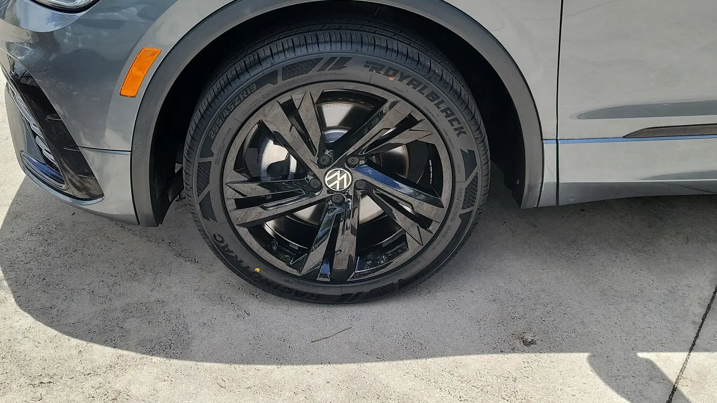 2023 Volkswagen Tiguan SE R-Line Black