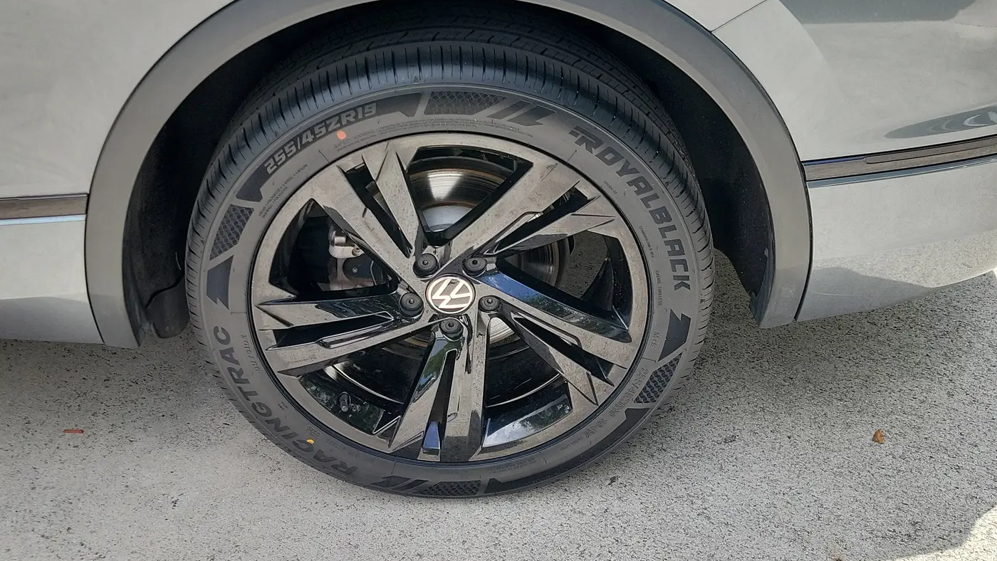 2023 Volkswagen Tiguan SE R-Line Black