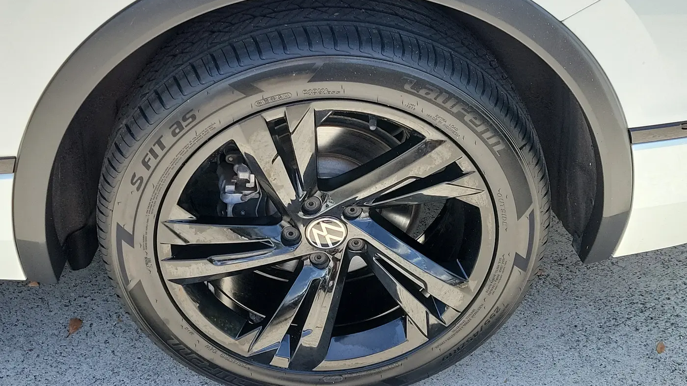 2023 Volkswagen Tiguan SE R-Line Black