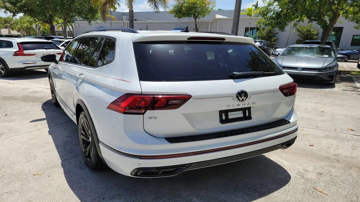 2023 Volkswagen Tiguan SE R-Line Black