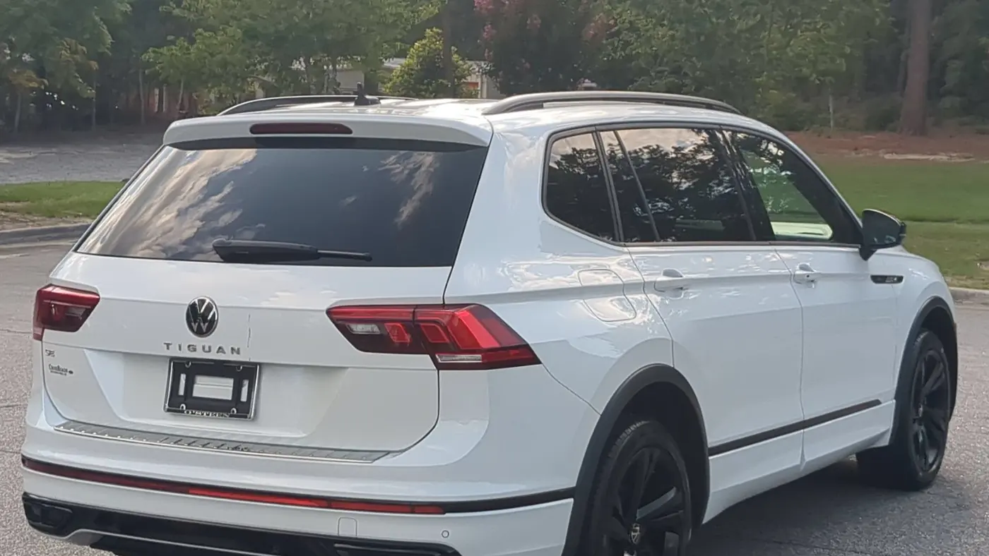 2023 Volkswagen Tiguan SE R-Line Black