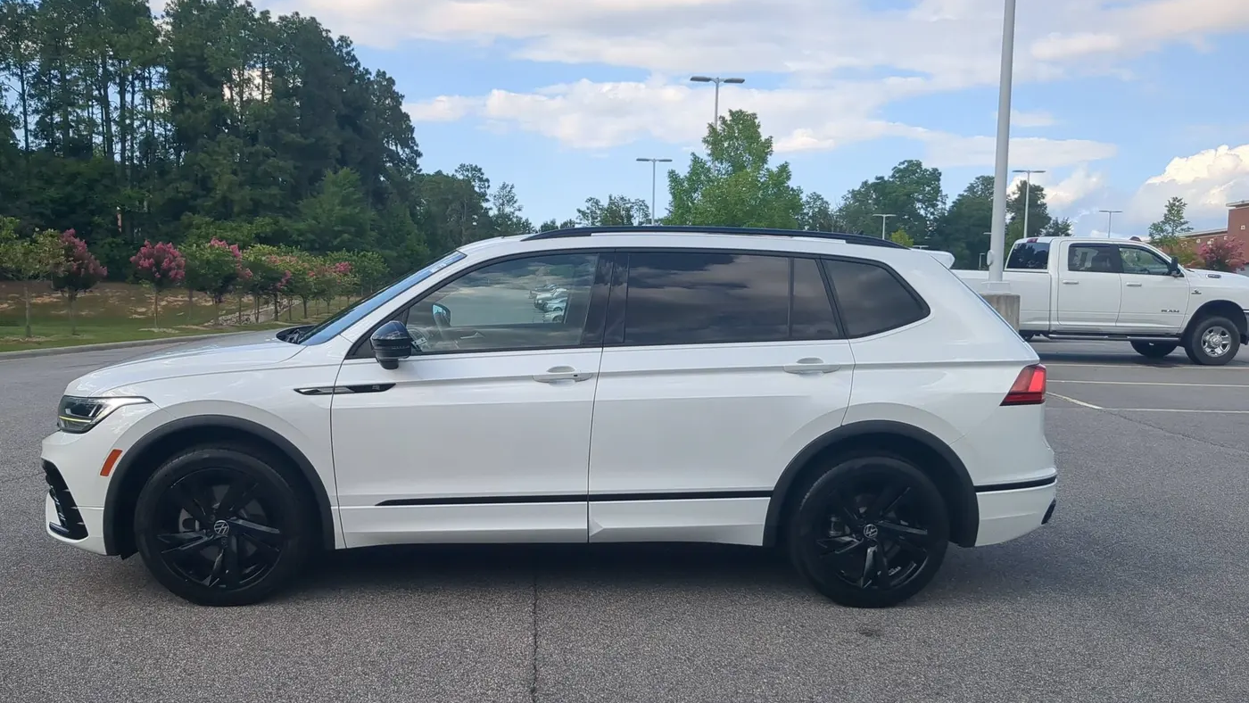 2023 Volkswagen Tiguan SE R-Line Black