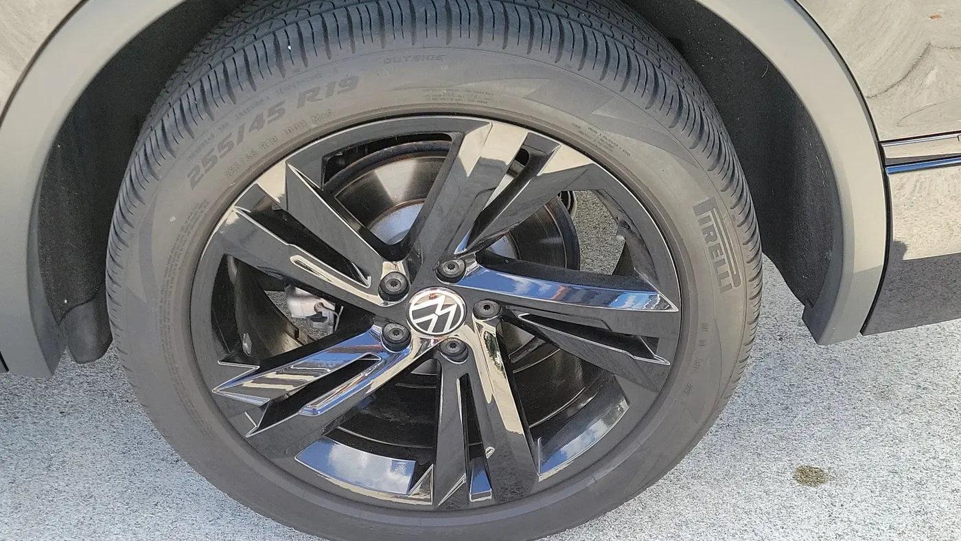 2024 Volkswagen Tiguan SE R-Line Black