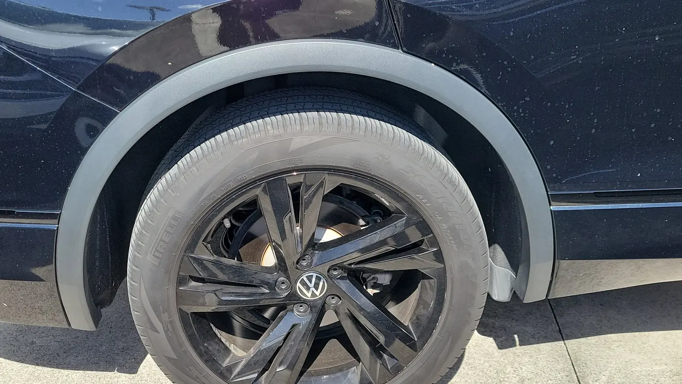 2024 Volkswagen Tiguan SE R-Line Black