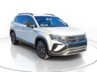 2022 Volkswagen Taos with Pure White Exterior